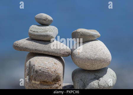 Zwei Felstürme nebeneinander sitzen in Harmonie an der Atlantikküste. Stockfoto