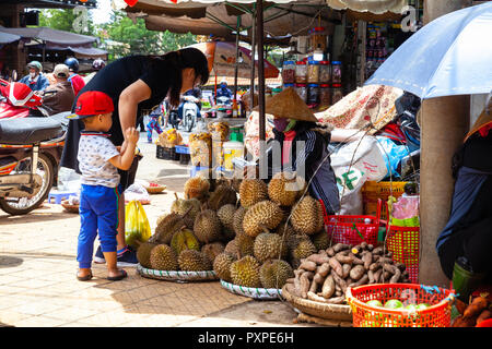 DA LAT, VIETNAM - 23. SEPTEMBER: eine vietnamesische Frau mit einem Kind kauft Durian auf der Straße Markt am 23. September 2018 in Da Lat, Vietnam. Stockfoto