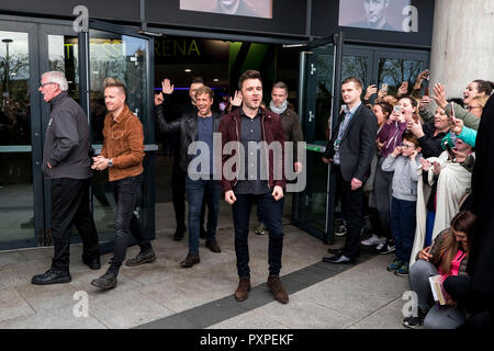 (Von links nach rechts) Nicky Byrne, Markus Feehily, Kian Egan, und Shane Filan von Westlife zu Fuß aus dem Belfast SSE Arena auf die Schreie der Fans, die vor der Pressekonferenz für Tickets im Verkauf für ihre Reunion Tour. Stockfoto