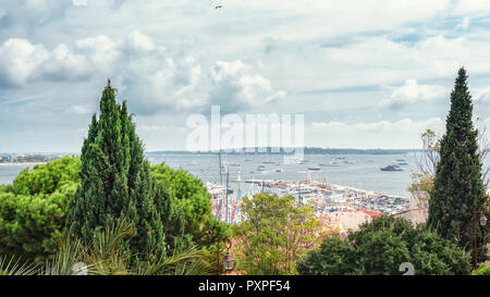 Blick von oben auf den Hafen von Cannes in Frankreich Stockfoto