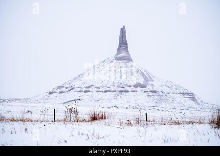 Chimney Rock National Historic Site, in Bayard Nebraska, während eines Winters Schneesturm. Dieses beliebte Sehenswürdigkeit ist auf dem Oregon Trail Stockfoto