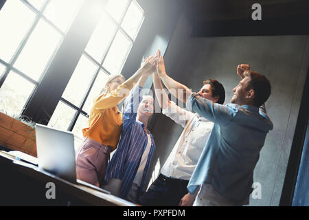 Nahaufnahme, Ansicht von oben Young Business Menschen die Hände zusammen. Stapel von Händen. Einheit und Teamarbeit Konzept. Stockfoto