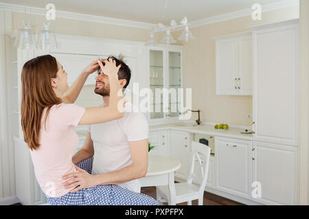 Ein junges Paar, das Spaß in der Küche. Stockfoto