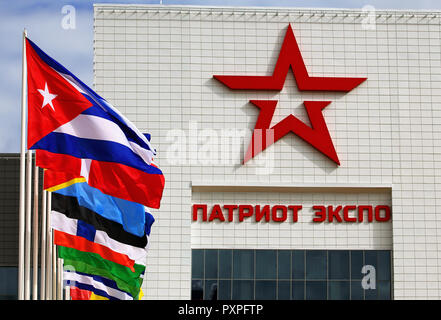 REGION MOSKAU - 9. SEPTEMBER: Symbol der Internationalen militärischen Technisches Forum und die Fahnen der teilnehmenden Länder-Am 9. September, 20. Stockfoto