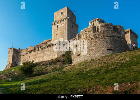 Die mittelalterlichen Zinnen der Burg Rocca Maggiore auf dem Monte Subasio oberhalb von Assisi. Perugia, Umbrien, Italien Stockfoto