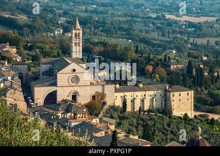 Santa Chiara Kathedrale von oben, assisi. Perugia, Umbrien, Italien Stockfoto
