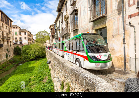 Granada, Andalusien, Spanien - 16 April 2016: Granada City Tour mit dem Shuttle entlang der Carrera del Darro in der beliebten alten maurischen Viertel Albaicin Viertel. Es ist auf einem Hügel mit Blick auf die Alhambra. Stockfoto