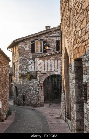 Mittelalterliche Gasse mit Steinhäusern in Assisi. Perugia, Umbrien, Italien Stockfoto