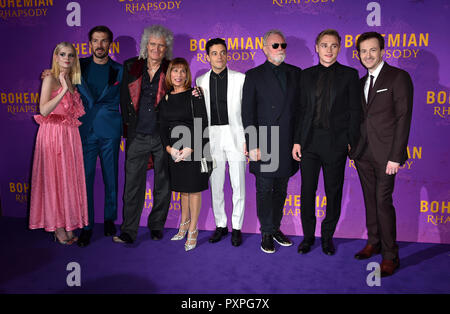 Von Links nach Rechts, Lucy Boynton, Gwilym Lee, Brian May, kashmira Cooke, Rami Malek, Roger Taylor, Ben Hardy und Joseph Mazzello Teilnahme an der Bohemian Rhapsody Weltpremiere auf der die SSE-Arena, Wembley, London statt. Stockfoto