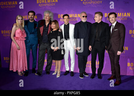 Von Links nach Rechts, Lucy Boynton, Gwilym Lee, Brian May, kashmira Cooke, Rami Malek, Roger Taylor, Ben Hardy und Joseph Mazzello Teilnahme an der Bohemian Rhapsody Weltpremiere auf der die SSE-Arena, Wembley, London statt. Stockfoto