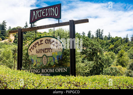 1. Juli 2018 - Yorkville, KALIFORNIEN: Zeichen für die Maple Creek Winery, ein Weingut und Weinprobe Zimmer im Anderson Valley in Kalifornien auf einer Su Stockfoto