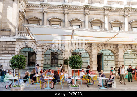 London England, Großbritannien, Mayfair Piccadilly, Royal Academy of Arts, Burlington House, Innenhof, Terrassencafé, Außenterrasse, Außenterrasse mit Tischen, Essstraße, Tisch Stockfoto