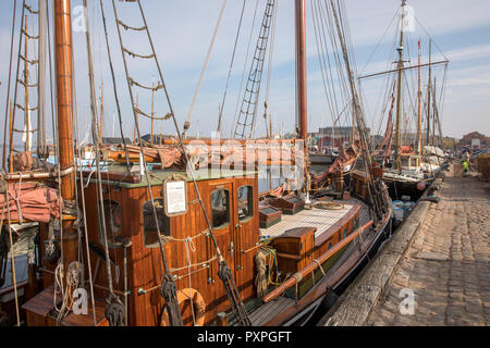 Schöne alte Segel Boote in der Bucht liegen in Holbaek, Dänemark. Stockfoto