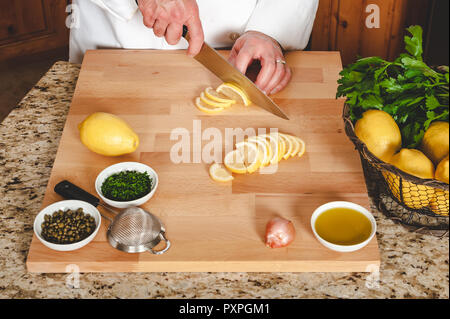 Man schneiden Zitronen in der Küche. Stockfoto