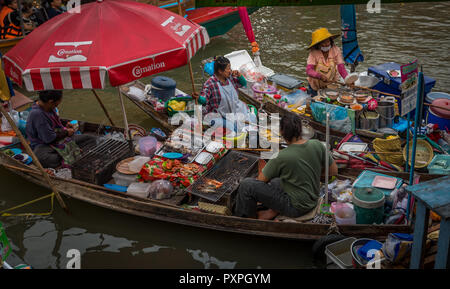 Kochen auf Boote zu einem schwimmenden Markt Stockfoto