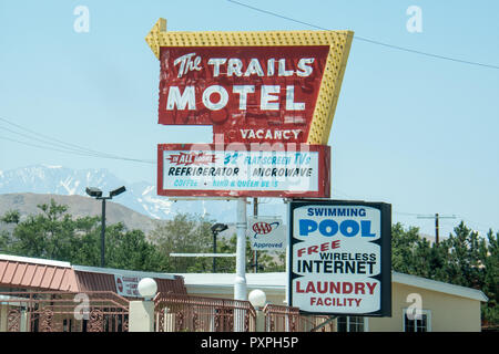 Am 3. Juli 2017 - Lone Pine, Kalifornien: Vintage motel Zeichen für die Trails Motel in Downtown Lone Pine, ein beliebter Ort für Wanderer auf dem Pacific Crest Tra Stockfoto