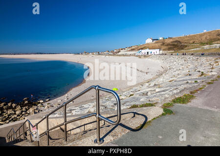 Mit Blick auf Chesil Bucht auf der Isle of Portland, Dorset England UK Europa Stockfoto