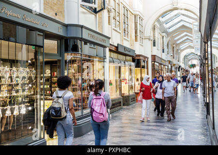 London England, UK Mayfair, Burlington Arcade, Shopping Shopper Shopper Shop Shops Markt Märkte Marktplatz Kauf Verkauf, Einzelhandel Geschäfte Geschäft Geschäft Geschäft Geschäft Stockfoto