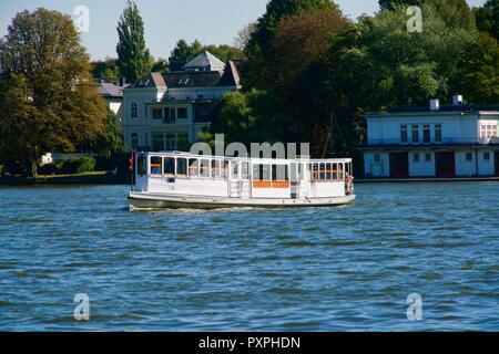 Historische Fähre auf einem blauen Alster in Hamburg. Stockfoto