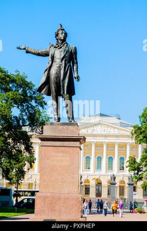 St. Petersburg, Russland - 15. August 2017. Denkmal für Alexander Puschkin vor das Staatliche Russische Museum Stockfoto