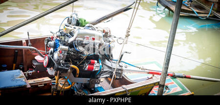 Bunte Motor auf einem Longtailboot in Thailand Stockfoto