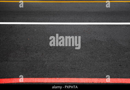 Autobahn signalisieren. Gelbe, Weiße und rote Linien über dunklen Asphalt. Hintergrund Foto Stockfoto