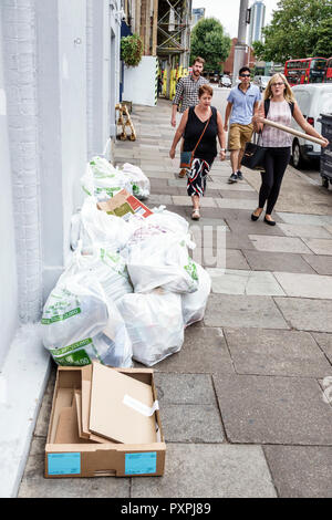 London England, Großbritannien, Lambeth South Bank, Bürgersteig, nicht gesammelter Müll, Plastiktüten, Fußgänger, Frau weibliche Frauen, Mann Männer, Großbritannien GB English Europe, UK180822 Stockfoto