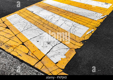 Fußgängerübergang, Fahrbahnmarkierung auf dunklen Asphalt, Hintergrund Foto Stockfoto