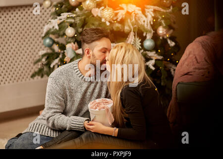 Küssen glückliches Paar in der Weihnachtszeit Stockfoto