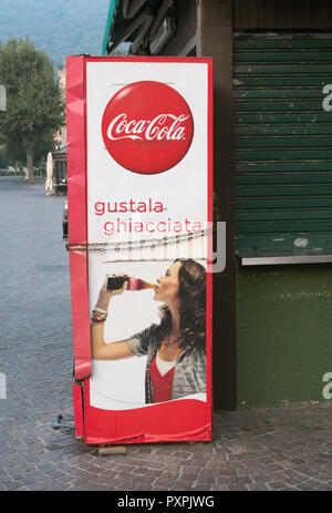 Ein Getränkeautomat, Coca Cola Maschine auf der Straße in Italien Stockfoto