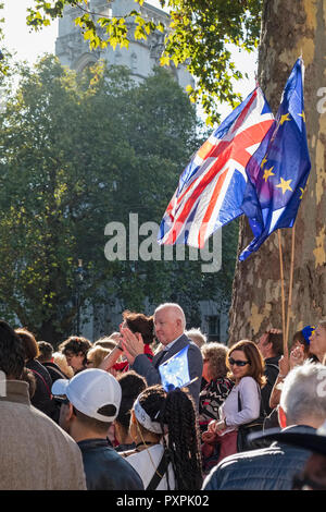 London, UK, 20. Oktober 2018. 700.000 Demonstranten für eine zweite Volksabstimmung Brexit demonstrieren. Anhören der Redner im Parlament Platz Stockfoto