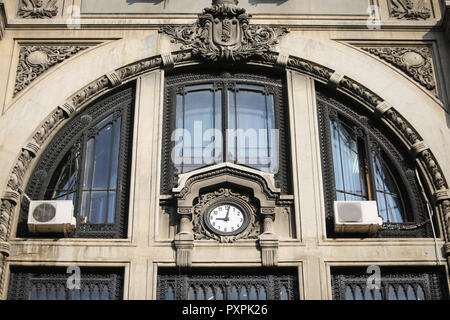 Klimaanlage Maschine auf der Fassade eines alten (interbelic Zeitraum) Gebäude mit Uhr, in einem sehr schlechtem Zustand Stockfoto