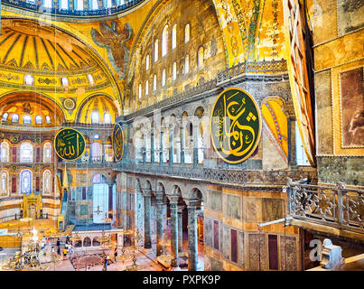 Die südlichen Seitenschiff des Kirchenschiffs der Hagia Sophia Moschee und die Apsis mit dem Mosaik der Jungfrau Maria im Hintergrund. Istanbul, Türkei. Stockfoto