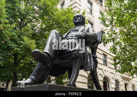 Eine Statue von George Peabody, einem Gebäude aus dem 19. Jahrhundert amerikanische Finanzier, Banker, Unternehmer und Philanthrop, in der Nähe der Royal Exchange, London Stockfoto