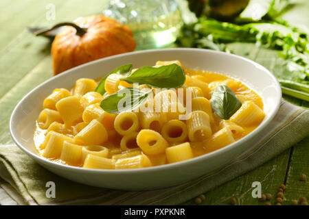 Kürbissuppe mit Pasta - Italienisch Rezept - Detailansicht Stockfoto