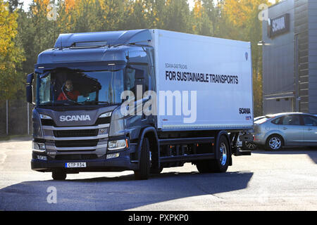 Lieto, Finnland - 19. Oktober 2018: Scania CNG/CGB Gas Powered P280 Lieferwagen auf Probefahrt in Scania Urban Tour 2018 Turku. Stockfoto