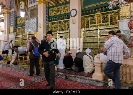 MEDINA, Saudi-arabien, circa 2014 - muslimische Pilger auf der Rückseite der Gräber des Islamischen Propheten Mohammed und frühen muslimischen Führern, Abu Bakar und Umar. Stockfoto