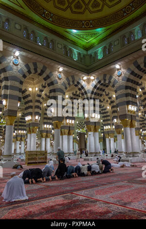 MEDINA, Saudi-arabien - ca. 2014: Eine Reihe von muslimischen Männern in tiefem Gebet innen Masjid Al Nabawi in Al Madinah, Königreich Saudi-Arabien, Stockfoto