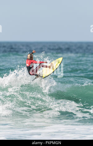 UK Surfen - eine junge Surfer auf einer Welle an Fistral Beach in Newquay in Cornwall. Stockfoto