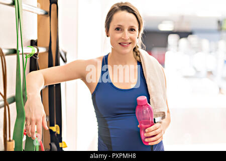 Eine schwangere Frau ist Übungen im Fitnessstudio Stockfoto