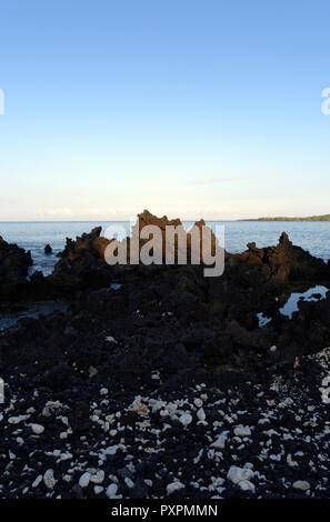 Schwarze Lava und weiße Koralle, Kealakekua Bay, Captain Cook, Kailu Kona, Big Island, Hawaii, USA. Stockfoto