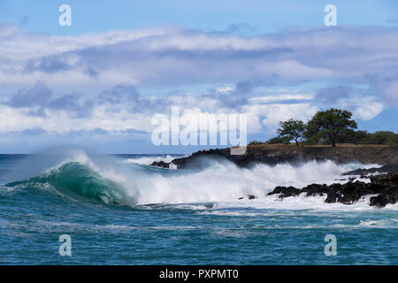 Eisstockschießen wave erklimmen und nachgestellte Sea Spray, das sich in der Nähe der Küste des Kona Coast auf Hawaii Big Island bricht. Stockfoto