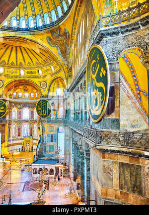 Die oberen südlichen Galerie des Kirchenschiffs der Hagia Sophia Moschee und die Apsis mit dem Mosaik der Jungfrau Maria im Hintergrund. Istanbul, Türkei. Stockfoto