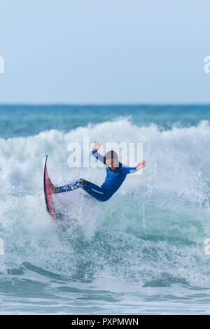 UK Surfen - eine junge Surfer auf einer Welle an Fistral Beach in Newquay in Cornwall. Stockfoto
