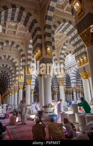 AL MADINA, Saudi-arabien - ca. 2014: Innenansicht der Masjid Nabawi (nabawi Moschee) und muslimischen Männer in Al Medina, Königreich os Saudi-arabien. Stockfoto