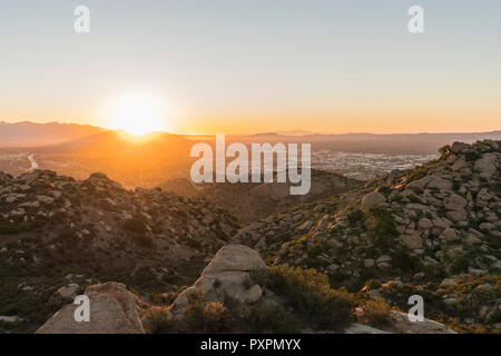 Sonniger Morgen auf das San Fernando Valley in Los Angeles, Kalifornien. Von Santa Susana Pass State Historic Park Schuß nach Osten in Richtung Verdug Stockfoto