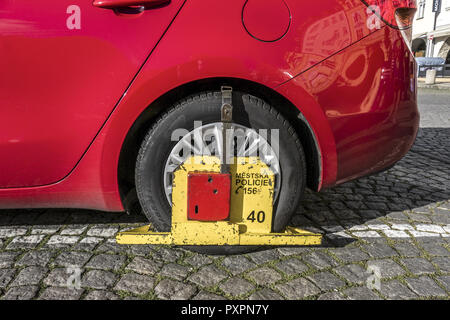 Rad-Klemme von der Polizei auf ein Auto, Budweis, Böhmen, Tschechische Republik, Europa Stockfoto