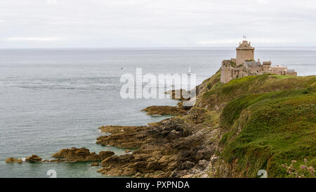 Spektakuläre Klippen in Cap Frehel, Fort la Latte an einem bewölkten Tag im Sommer (Bretagne, Frankreich) Stockfoto