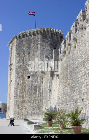 Turm von Trogir Festung mit Flagge. Vor der Festung gibt es einen Baby Stroller. Stockfoto