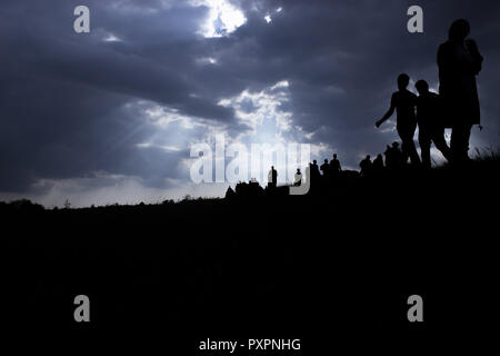 Sonnenstrahlen Menschen beleuchten. Die Zuwanderung von Menschen. Stockfoto